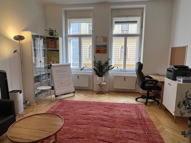 Raum 2 - Fenster/Schreibtisch