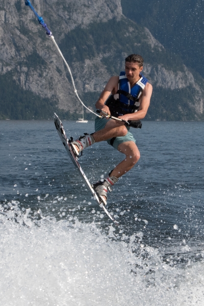 Surfer auf einem See title=